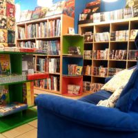 Prendre le temps de la découverte : le canapé du rayon manga est là pour ça !